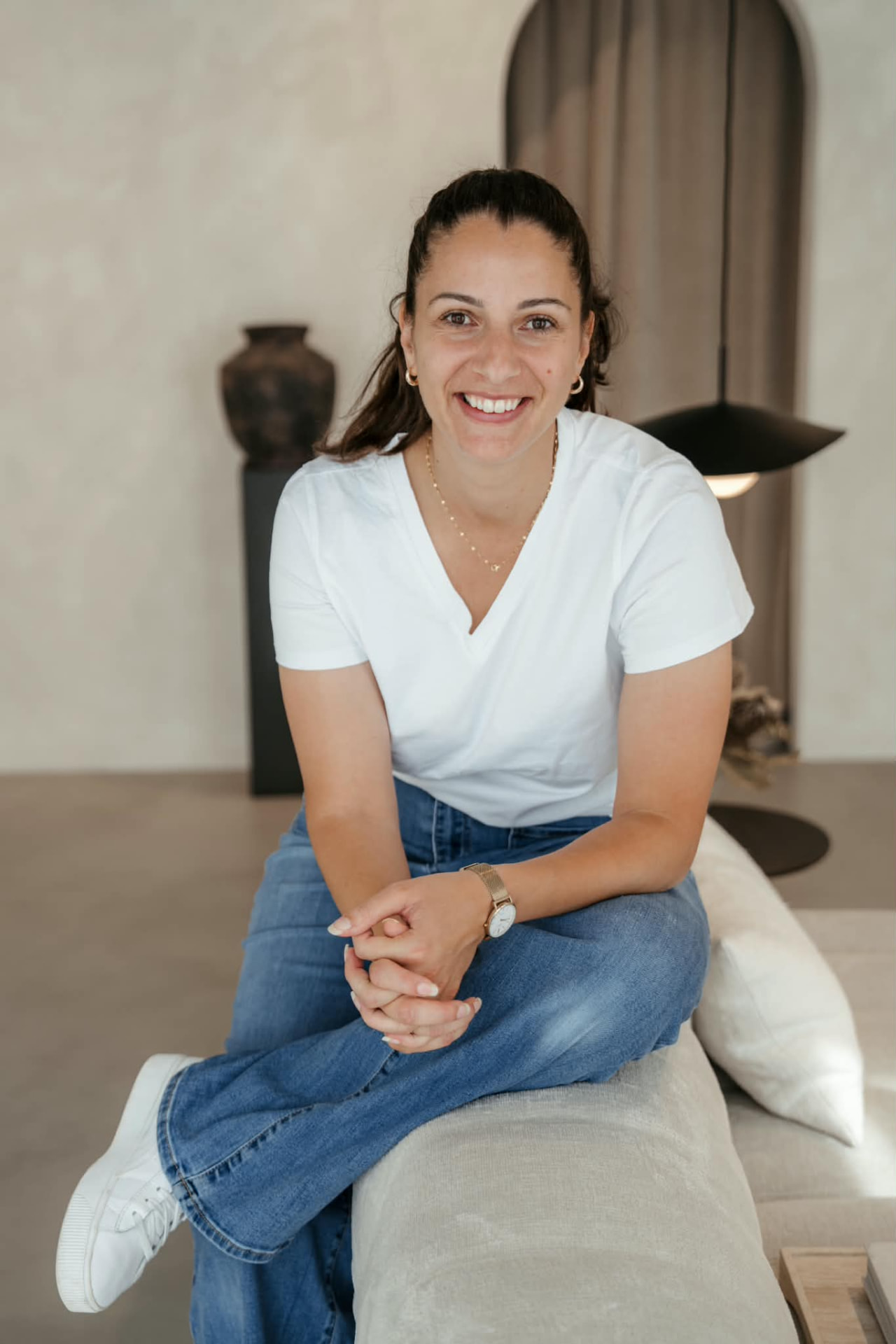 Porträt von Nadine Schürmann, Gründerin von Plan B Cosmetics, lächelnd in hellem Raum